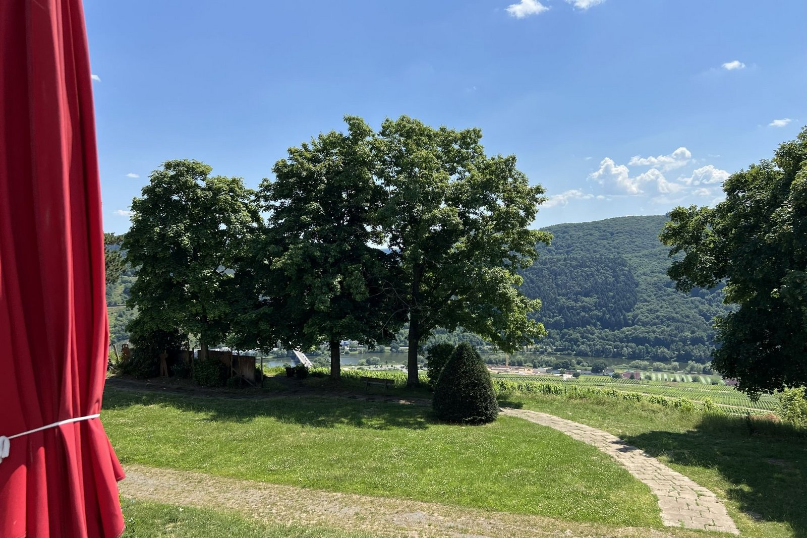Aussicht auf Balkon ins Moseltal